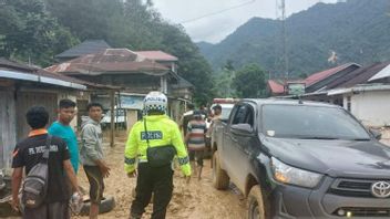 إزالة مواد الانهيارات الأرضية، والوصول إلى طريق سومطرة الغربية - بنغكولو عبر الساحل الجنوبي مفتوح