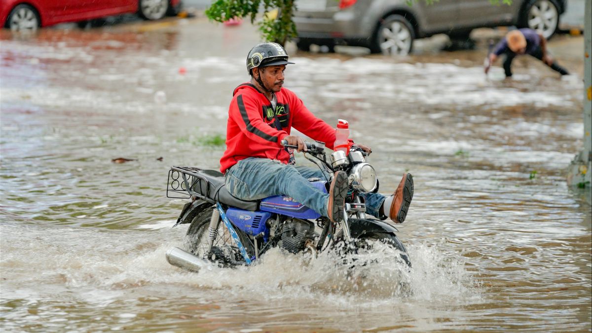 Dubai inondé, la police invite les habitants des EAU à rester à la maison sauf en cas d'urgence