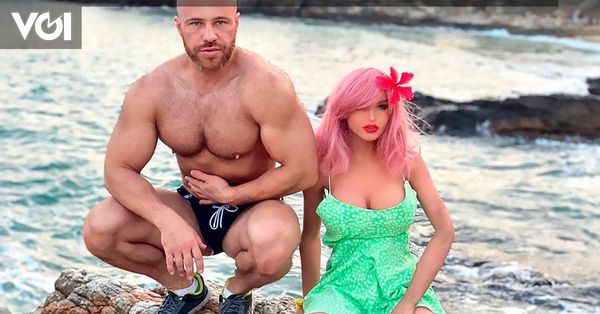 No Kidding This Bodybuilder Marries A Sex Doll And Invites Dozens