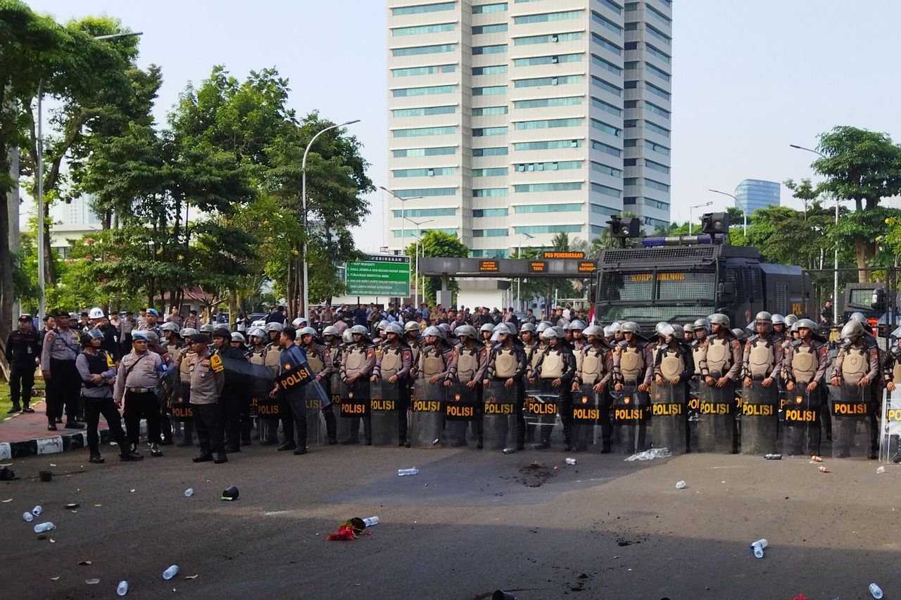 بعد قصر ديجيلول ، ضباط مشتركون من تشديد أمن مبنى DPR MPR