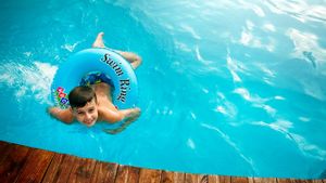 Orang Tua Wajib Tahu, Ini 5 Manfaat Berenang bagi Kesehatan Anak