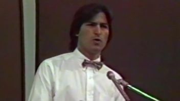 La vidéo de Steve Jobs de83 est devenue virale, parlant déjà de la technologie d'IA