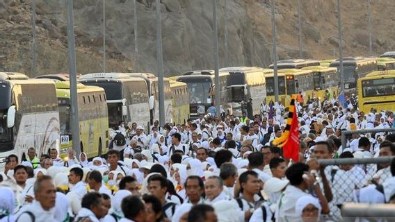Government asks pilgrims to reduce social media use while in the Holy Land