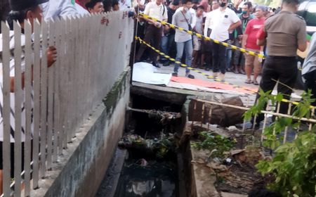 Mayat Pria Ditemukan Mengambang di Saluran Air Depan Pabrik di Pulogadung