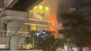 Sebuah Papan Reklame di Samping Mal Sarinah Terbakar