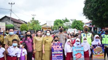 Happy Students At SDN 22 Selalong And SDN 21 Sekadau West Kalimantan, After Vaccine Injections Receive Gift Bags