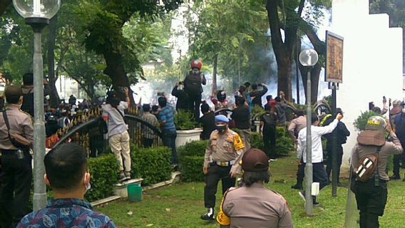  Usai Ricuh di DPRD Sumut, Polisi Tangkap Pendemo Bawa Senjata Klewang