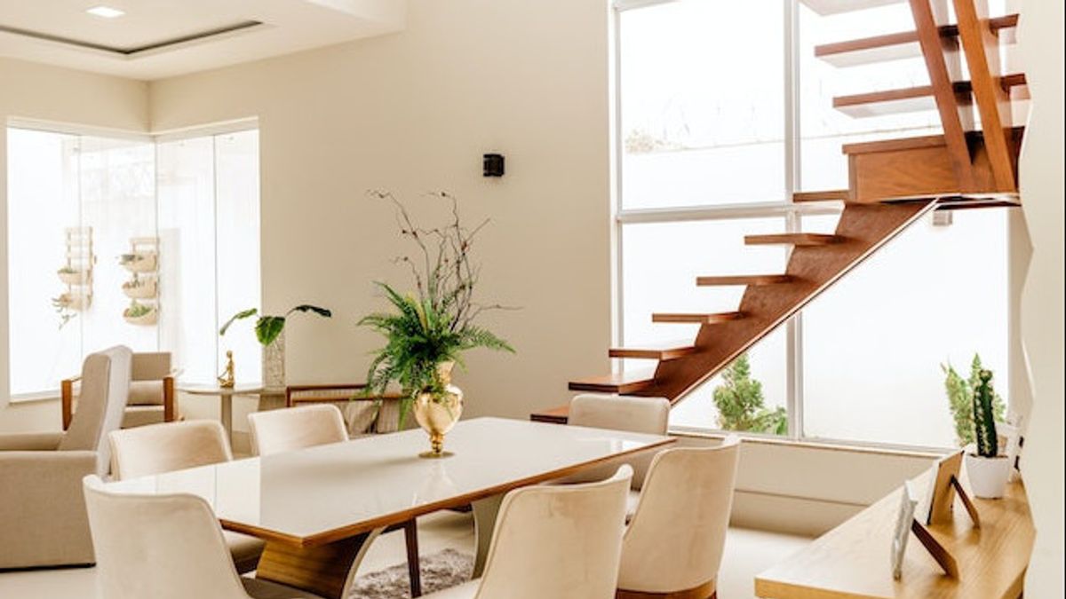 Tips on Decorating the Stairs of the House to Make It More Attractive