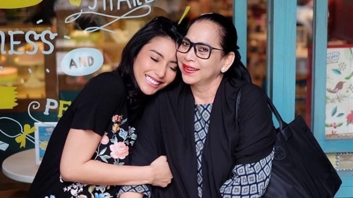 Tyas Mirasih Reveals Mother's Late Disease Before She Died