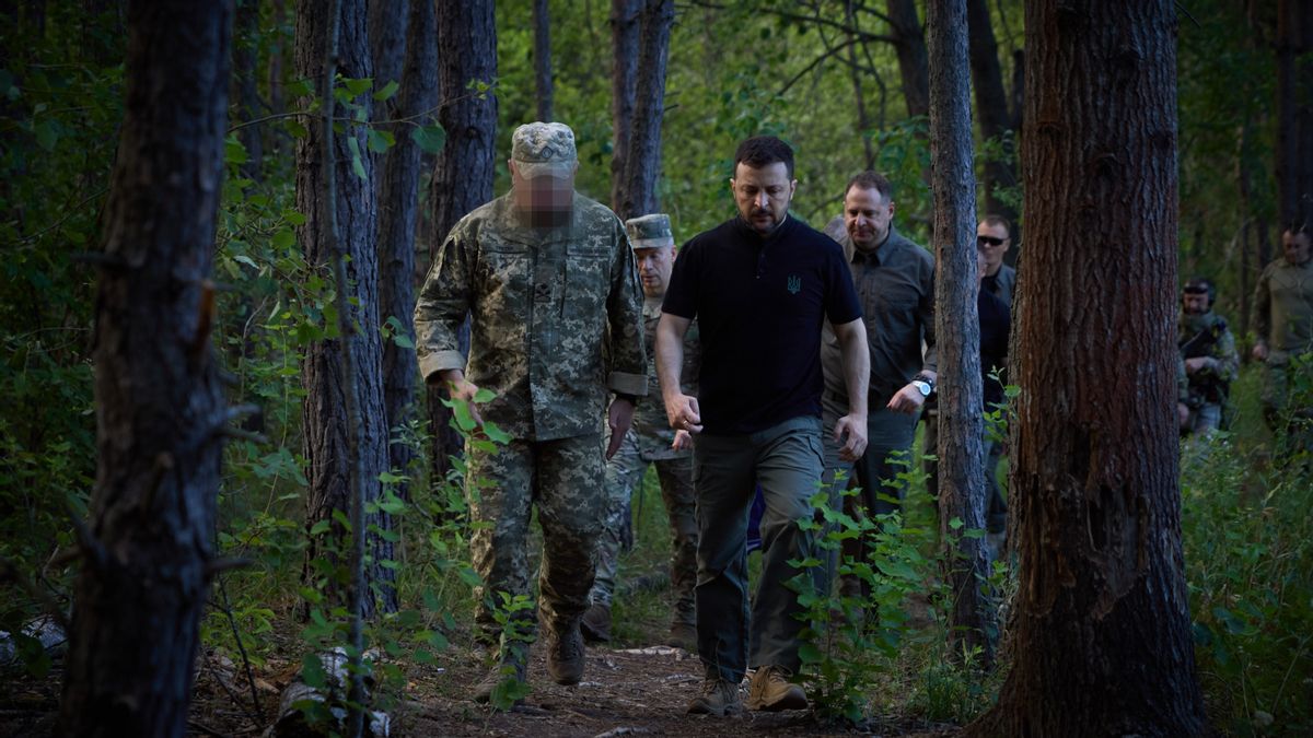 Président Zelensky visite ses troupes à l'avant près de la frontière russe : Nous allons gagner