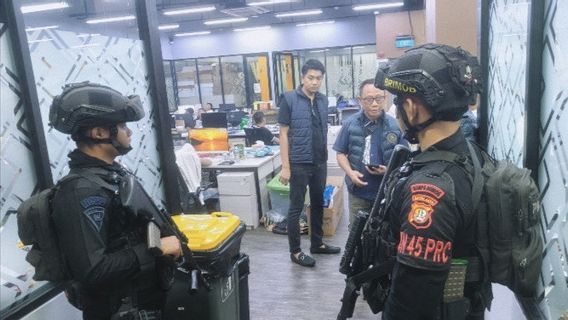 警察在Hayam Wuruk，Brimob潜入国际在线赌博网络