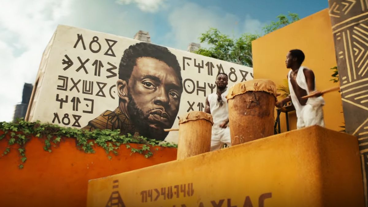 查德威克·博斯曼（Chadwick Boseman）在《黑豹：永远的瓦坎达》（Black Panther： Wakanda Forever）第一部预告片中的壁画肖像