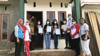 Mensos Risma为安汶的3个性虐待受害者宜居房屋提供援助 