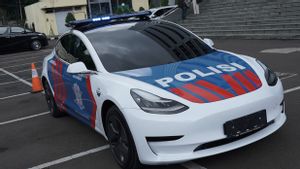 Menunggu Aksi Korlantas Polri di Jalanan dengan Mobil Mewah Tesla