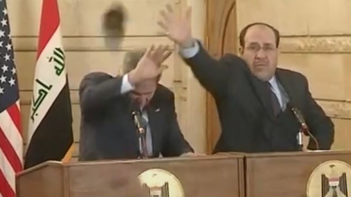 イラクのジャーナリストがジョージ・ウォーカー・ブッシュ米大統領に靴を投げる行動