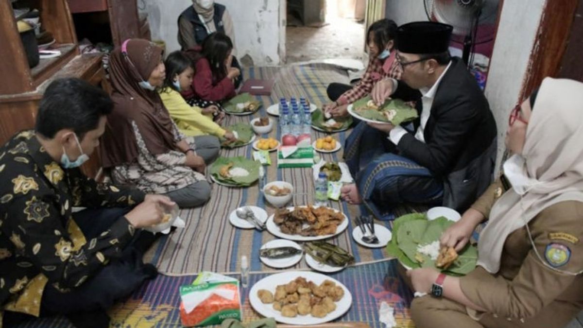 Ridwan Kamil Eats With 3 Abandoned Children In Indramayu Whose Their Father Left, Mother Married Again