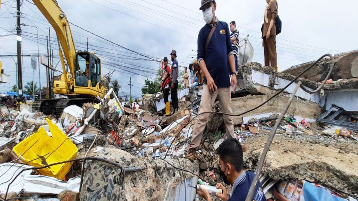 Pupr Banjar事務所と専門家チームが5人が死亡したミニマーケット崩壊の原因を調査