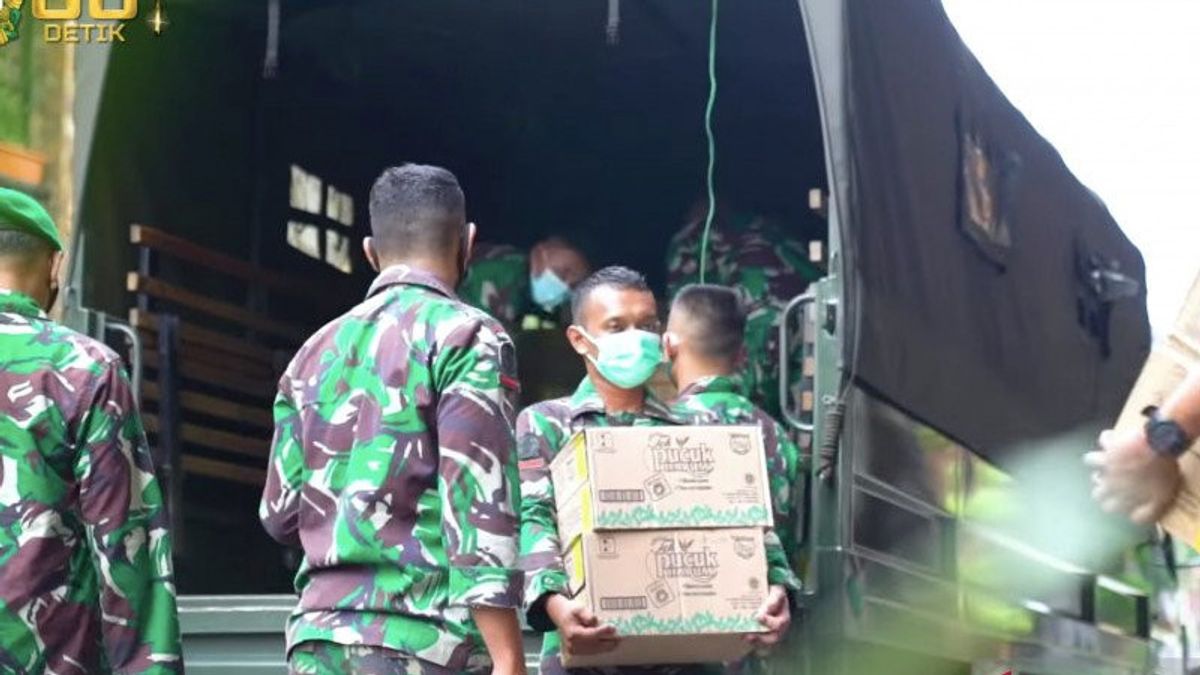 Kasad Andika Gives Thousands Of Eid Food Packages For Army Soldiers 