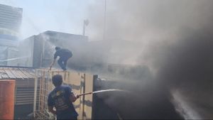 Ruko Mangga Dua Terbakar Api, Petugas Masih Lakukan Pemadaman