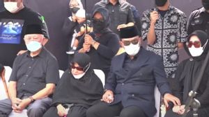 Ridwan Kamil Gandeng Tangan Ibu dan Istrinya Atalia Jelang Pemakaman Eril