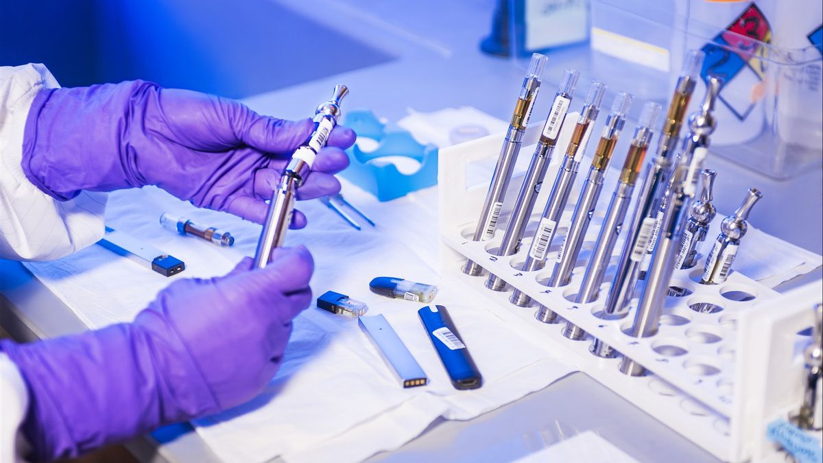 Vaksin Berbentuk Vape Produksi Pfizer yang Viral di Media Sosial adalah Hoaks