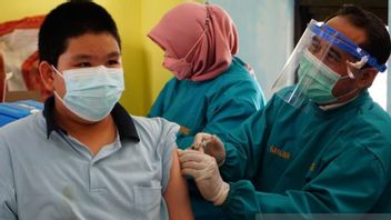 يعرج والغثيان والقيء بعد التطعيم COVID-19، 10 أطفال في غاروت في المستشفى