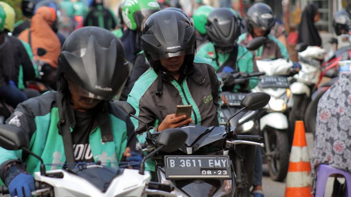 This Is The Comment Of The Online Ojek Driver Regarding The DKI Provincial Government Lowering The Parking Tax Revenue Target