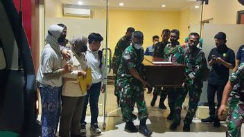 ブカシの事故の犠牲者となったインドネシア海軍員の遺体が家族によって持ち帰られた