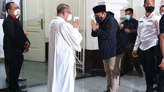 Di Malam Natal, Gus Yaqut: Saya Menag untuk Semua Agama