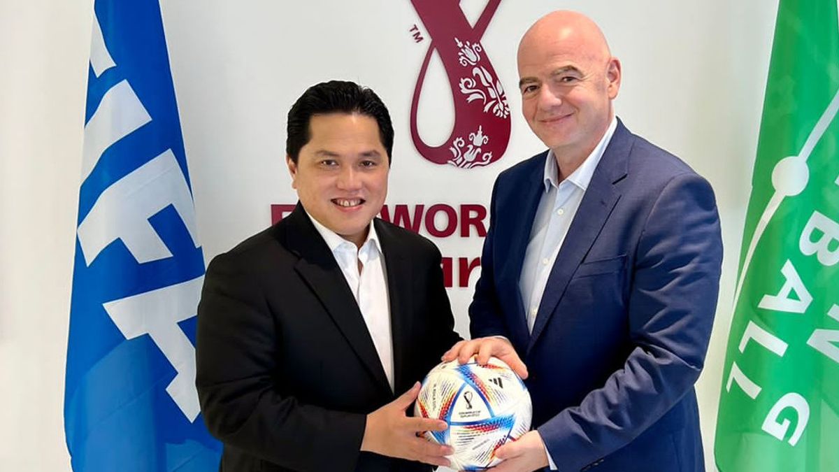 لقاء رئيس الفيفا إريك ثوهير يناقش تقدم كرة القدم الإندونيسية لتقديم رسالة من جوكوي