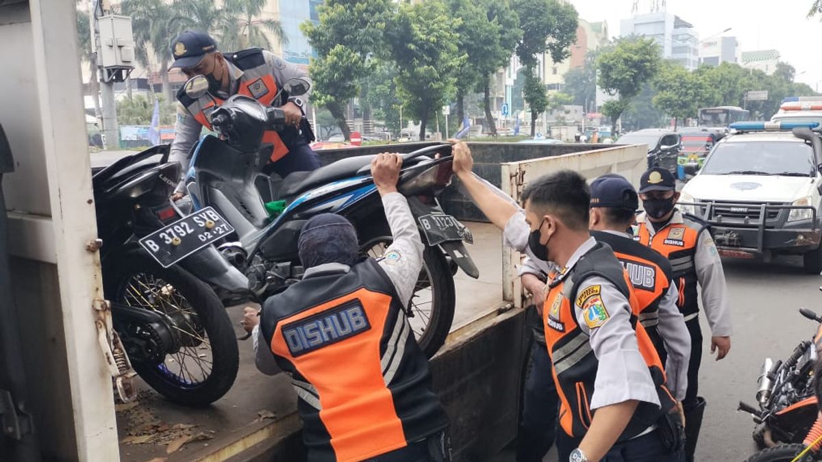 Petugas Tertibkan Puluhan Motor dan Bajaj yang Masih Bandel Parkir di Trotoar dan Bahu Jalan Raya Salemba