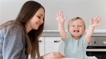 食べることを学ぶときに両親が赤ちゃんに教えることができる5つのこと