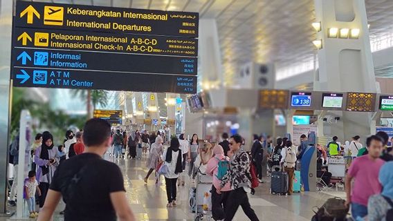 AP IIは、ソエッタ空港のLN乗客に1健康証明書の記入を義務付けています