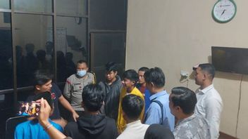 Bengkulu DPRDの前でデモ中に逮捕された3人の学生が、家族と再び集まることができるようになった