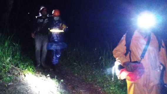 5 攀登阿贡山里76周年的登山者寻求帮助，巴厘岛搜救队帮助