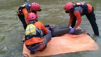 Gérants découvrant le corps d’un homme dans la roche de la rivière Cisadane Tangsel