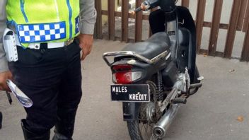 Polisi Tilang Motor Berpelat 'Males Kredit' di Garut