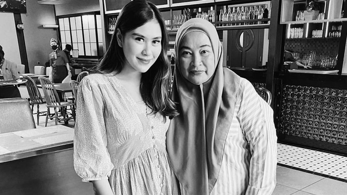 Arriving In Indonesia, Syahnaz Sadiqah Langung Nyekar To The Tomb Of Jeje Govinda's Mother