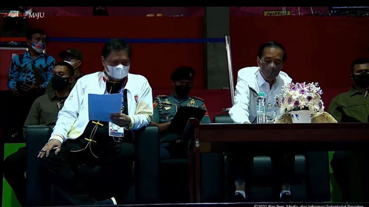 Compact Wearing White Jackets, President Jokowi And Airlangga Review Wushu Arena At PON Papua