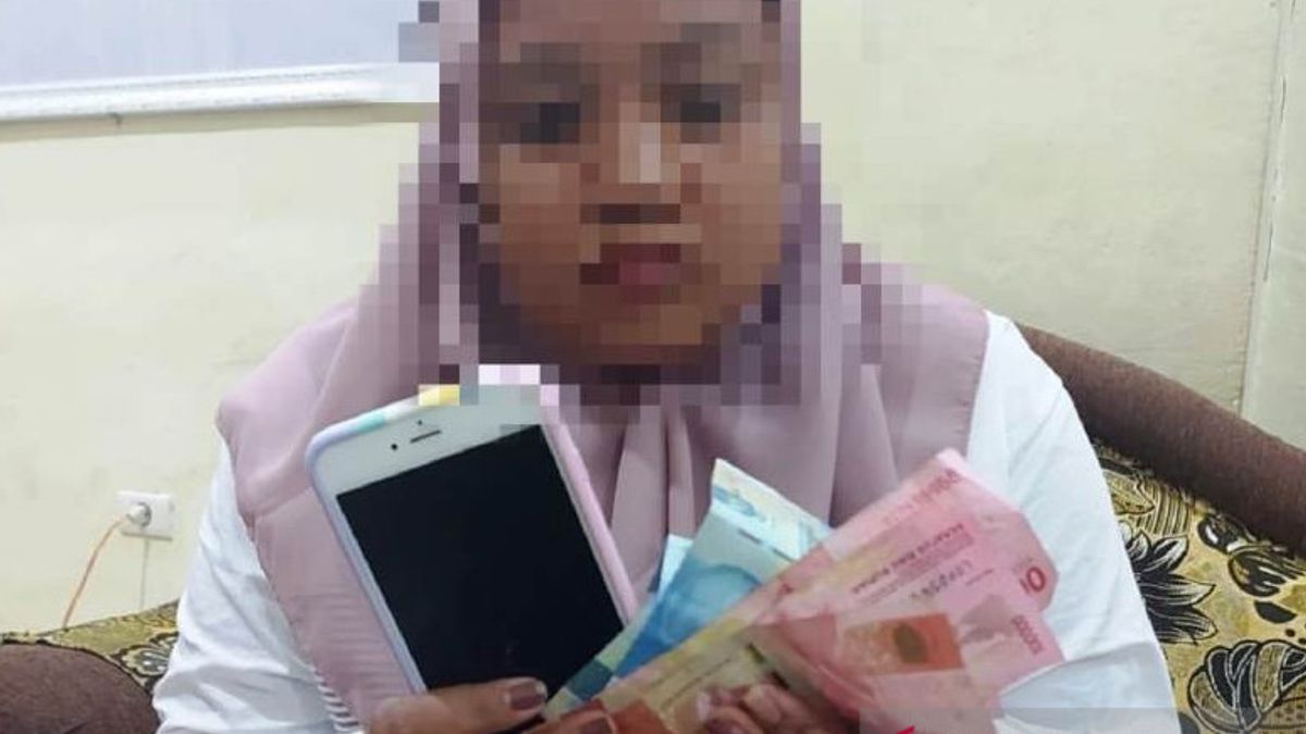 Muncikari Prostitusi <i>Online</i> di Aceh Ditangkap, <i>Handphone</i> dan Duit Rp900 Ribu Disita