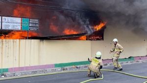 Banyak Bahan Mudah Terbakar di SDN 01 Pondok Bambu, 18 Mobil Damkar Kesulitan Sumber Air