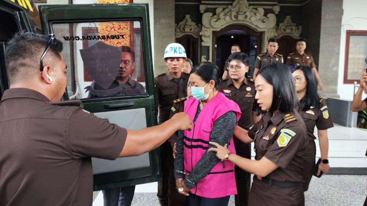 المدعي العام في جيمبرانا يحتجز المشتبه به في فساد LPD الذي كلف 1.2 مليار روبية إندونيسية