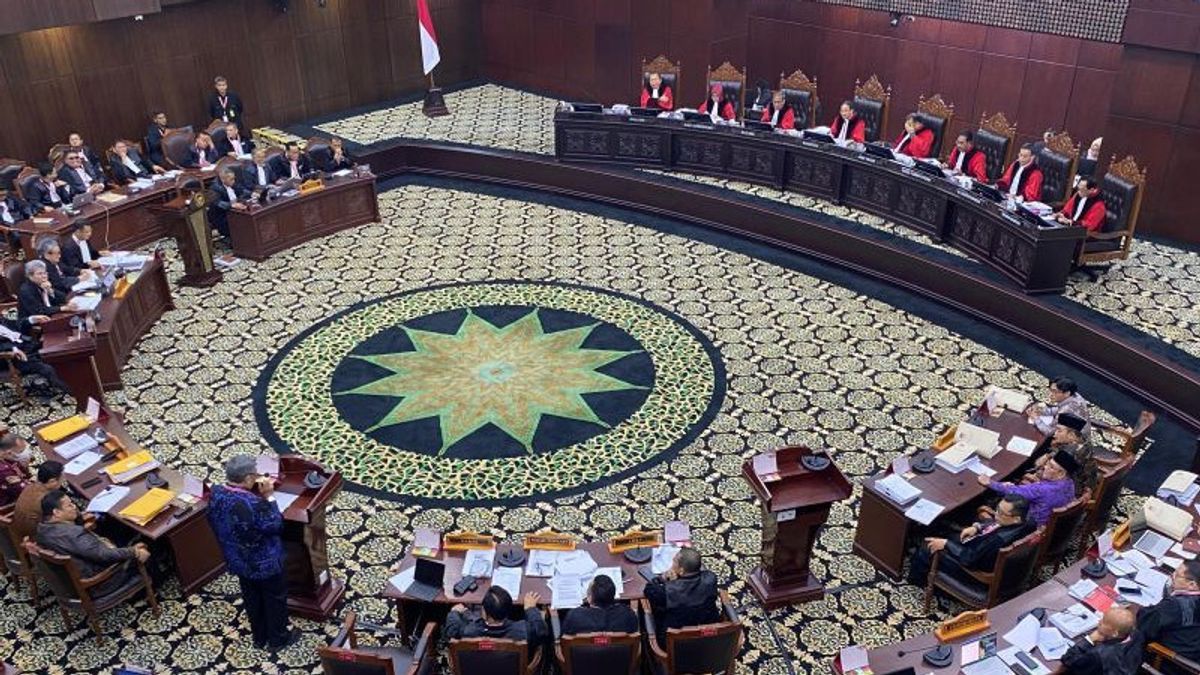 Dissenting Opinion Hakim Saldi Isra: Persidangan Buktikan Pengerahan Kepala Daerah di 'Kandang Banteng'