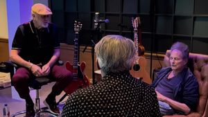 Lindsey Buckingham Reunion With Mick Fleetwood At Record Studio