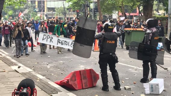 Mahasiswi TikTokers ini Joget-joget Bikin Konten Sindir DPR di Tengah Demo