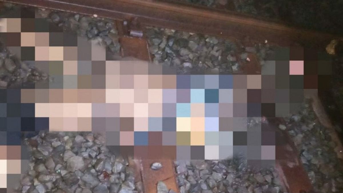 Une Personne âgée En Robe Fleurie A été Heurtée Par Un Train à Cianjur, Le Témoin A Déclaré Qu’il S’était Assis Sur Le Rail