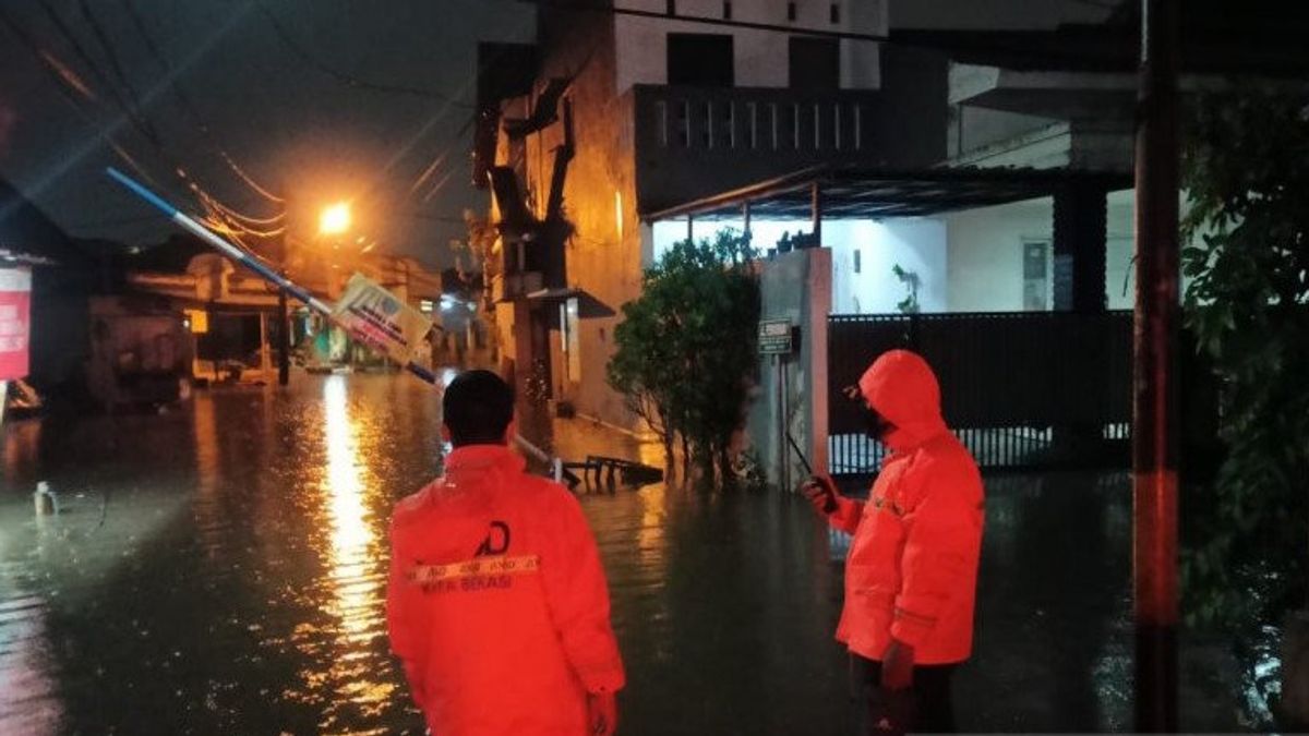 A Number Of Locations In Bekasi Were Submerged By Floods Due To Heavy Rain, There Were 7 Points