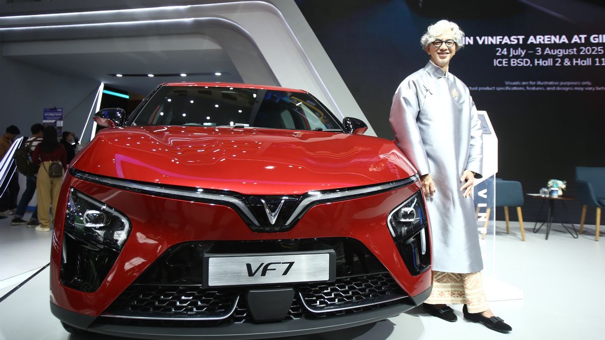 ليس فقط السيارة الجديدة ، يبدو VinFast مختلفا في GIIAS 2025 مع Busana Nusantara