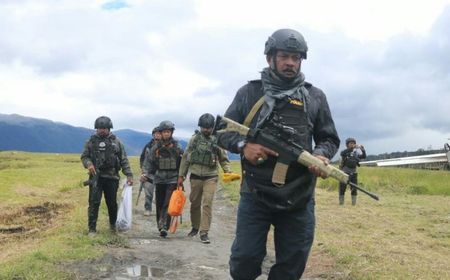 3 Jam Satgas Nemangkawi Kontak Tembak dengan KKB di Bandara Ilaga Papua