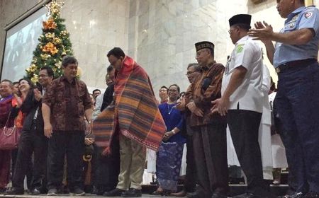 Safari Gereja, Anies Dapat Kain Ulos Sebagai Kado Natal